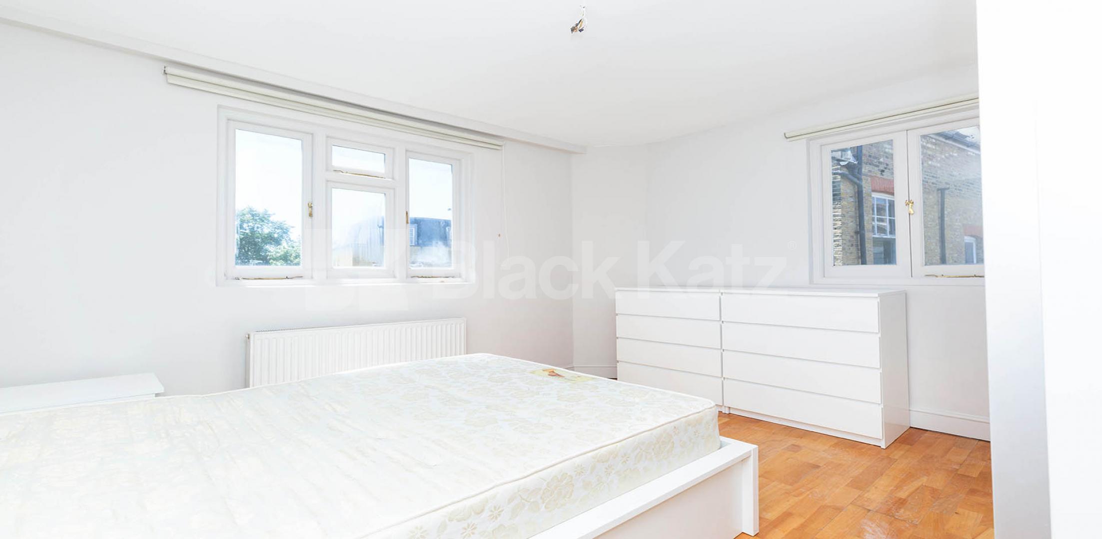 Spacious two bed with a modern kitchen, tiled modern bathroom, mins to tube Fortess Grove, Kentish Town